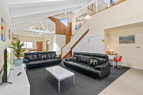 Black Dolphin Waterfront Townhouse Bay Views - Accommodation QLD 4