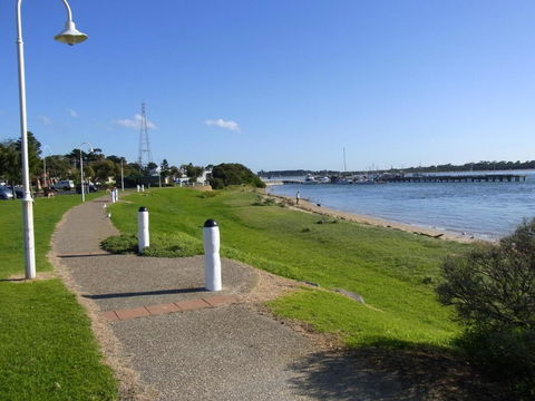 Black Dolphin Waterfront Townhouse Bay Views - Accommodation QLD 5