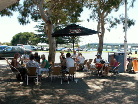 Black Dolphin Waterfront Townhouse Bay Views - Accommodation QLD 2