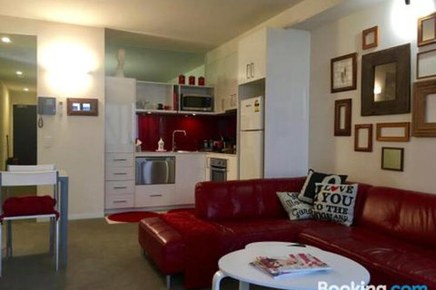 Quiet Laneway Apartment Near Bourke St. Mall - Accommodation QLD 0