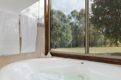 Windsors Edge Cottage Rothbury - Accommodation QLD 4