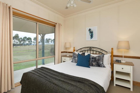 Windsors Edge Cottage Rothbury - Accommodation QLD 3