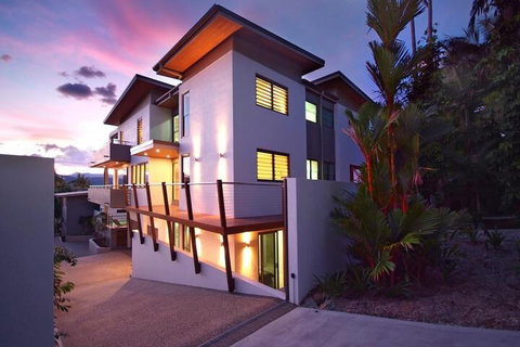Villa One On Murphy Luxury Villa - Accommodation QLD 3