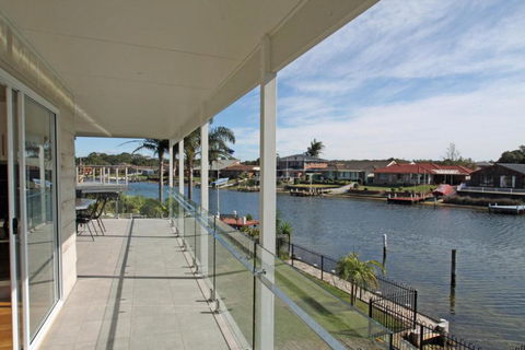 Unbeatable Waterfront Location - Accommodation QLD 6