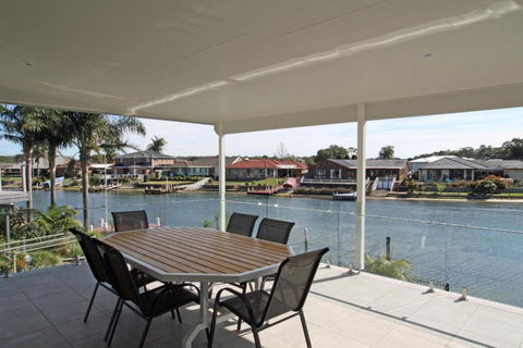Unbeatable Waterfront Location - Accommodation QLD 1