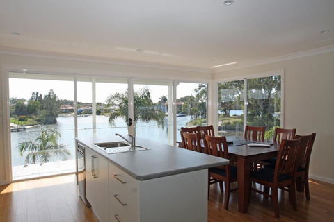 Unbeatable Waterfront Location - Accommodation QLD 4