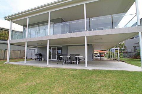 Unbeatable Waterfront Location - Accommodation QLD 3