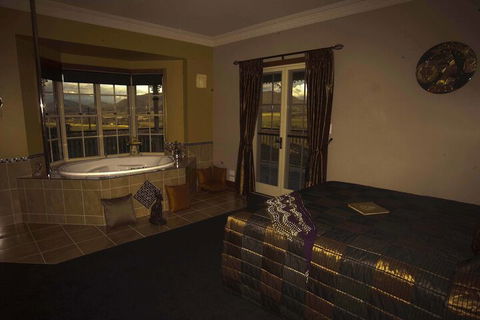 R On The Downs BnB & Spa Cottages - Accommodation QLD 7