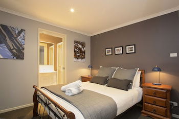 Acacia 2 - Luxurious Holiday Townhouse - Accommodation QLD 0