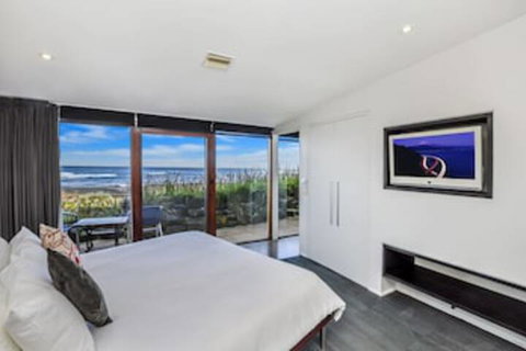 HEARNS BEACHSIDE VILLA 3 - Accommodation QLD 0