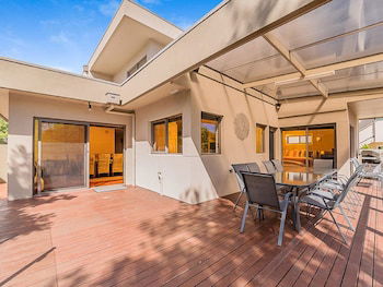 Broadwater By The Beach - With Heated Outdoor Spa - Accommodation QLD 2