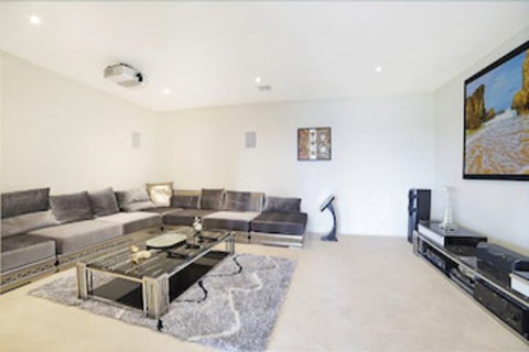 Jolong Park Clubhouse - Accommodation QLD 7