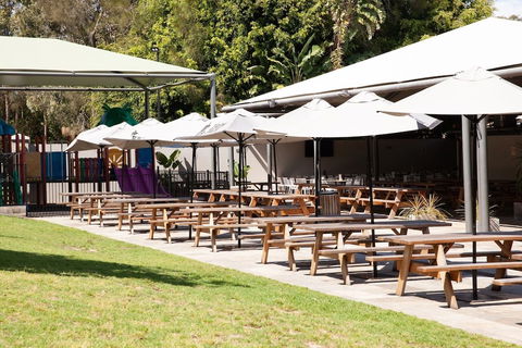 Bateau Bay Hotel - Accommodation QLD 2