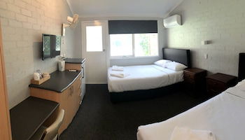 Bateau Bay Hotel - Accommodation QLD 4