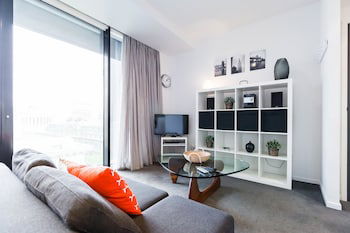 ROBYN, 1BDR Melbourne Apartment - Accommodation QLD 0