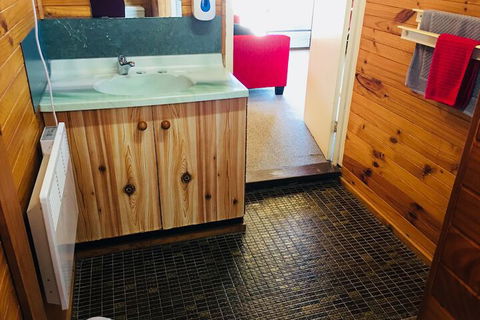 Anglers Reach Lakeside Village - Accommodation QLD 1