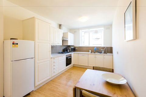 ROSIE, 2BDR St.Kilda Apartment - Accommodation QLD 1
