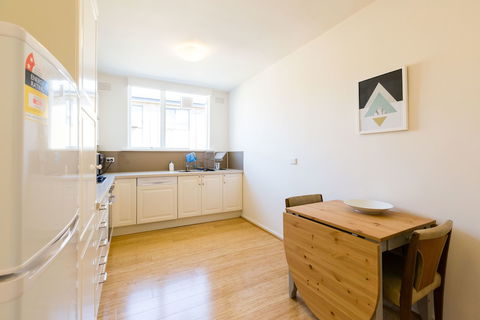 ROSIE, 2BDR St.Kilda Apartment - Accommodation QLD 2