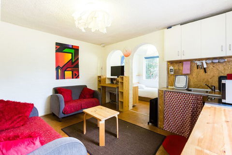 REID, Fitzroy Studio Apartment - Accommodation QLD 2