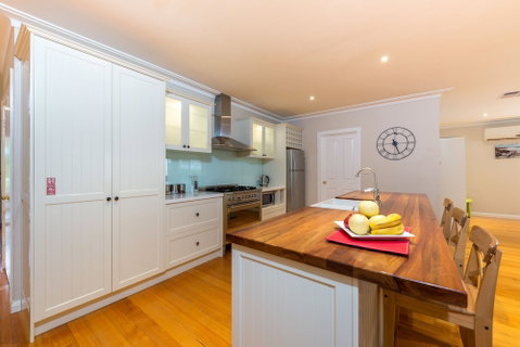 Lovely 5BR House Walk To Train And Shops - Accommodation QLD 2