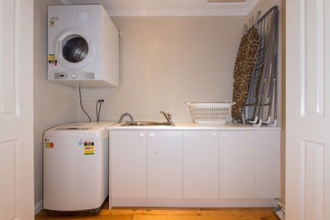 Lovely 5BR House Walk To Train And Shops - Accommodation QLD 0