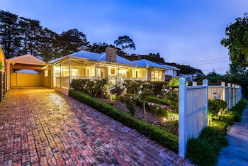 Lovely 5BR House Walk To Train And Shops - Accommodation QLD 1