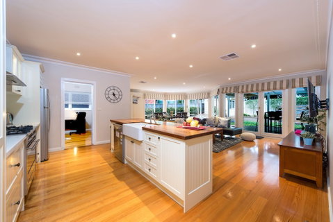 Lovely 5BR House Walk To Train And Shops - Accommodation QLD 3