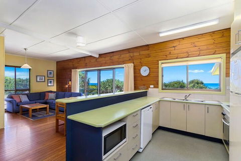 Sandpiper Beach Front House - Accommodation QLD 3