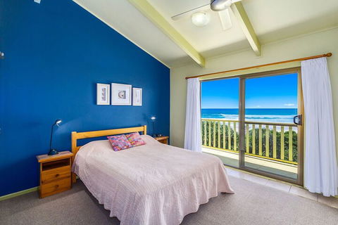 Sandpiper Beach Front House - Accommodation QLD 4