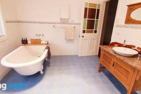 Ironbark Estate - Accommodation QLD 6