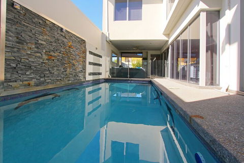 Ambar Villa - Accommodation QLD 6