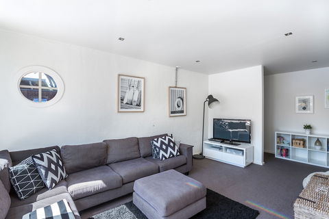 Front Beach House - Accommodation QLD 3