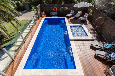 Front Beach House - Accommodation QLD 2