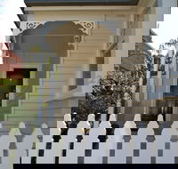 Strahan House - Accommodation QLD