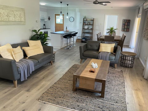 Valley View Townhouse - On The RAIL TRAIL - Accommodation QLD 2