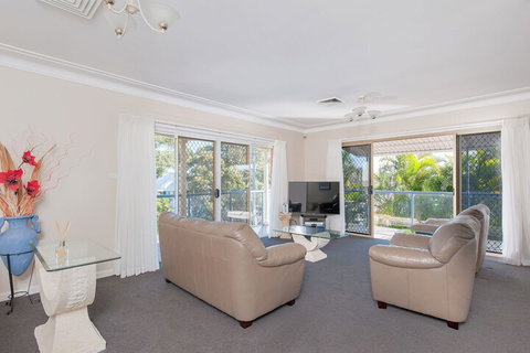 Ronald Avenue 45 Villa Floridiana - Accommodation QLD 3