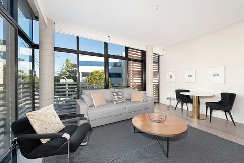 Uber Chic Newtown Designer Pad H392 - Accommodation QLD 2
