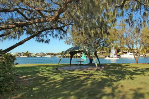 Little Hill 3 2 BDRM Apt On Parkyn Pde - Accommodation QLD 0
