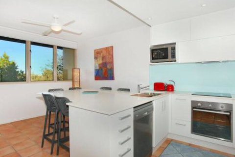 Little Hill 3 2 BDRM Apt On Parkyn Pde - Accommodation QLD 3