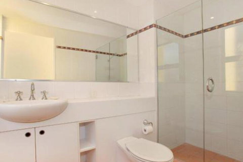 Little Hill 3 2 BDRM Apt On Parkyn Pde - Accommodation QLD 2