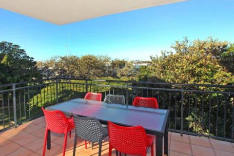 Little Hill 3 2 BDRM Apt On Parkyn Pde - Accommodation QLD 4
