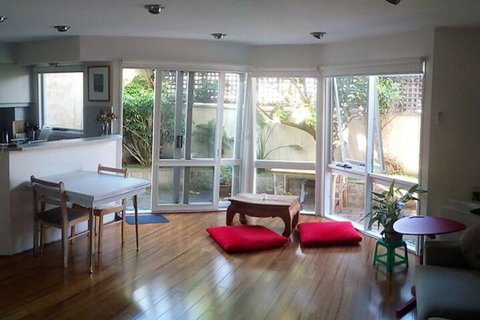 Charles Rooms Guesthouse - Accommodation QLD 2