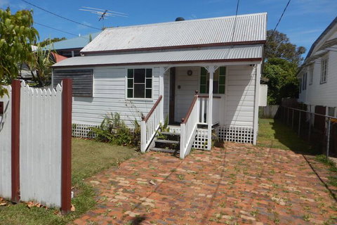 Charming, Private 3-Bedroom Cottage By The Bay - Accommodation QLD 4