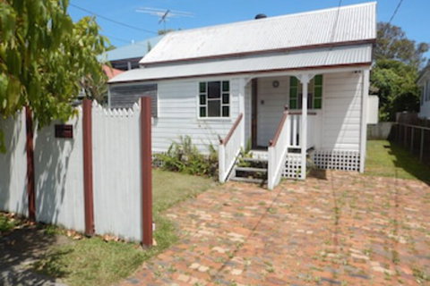 Charming, Private 3-Bedroom Cottage By The Bay - Accommodation QLD 0