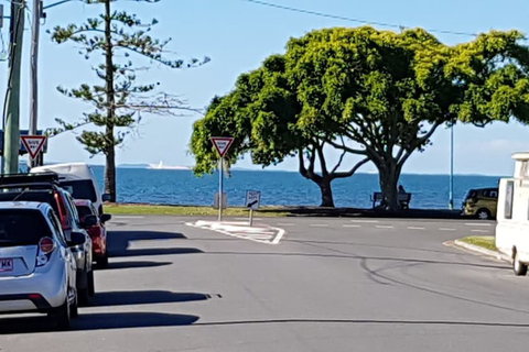 Charming, Private 3-Bedroom Cottage By The Bay - Accommodation QLD 2