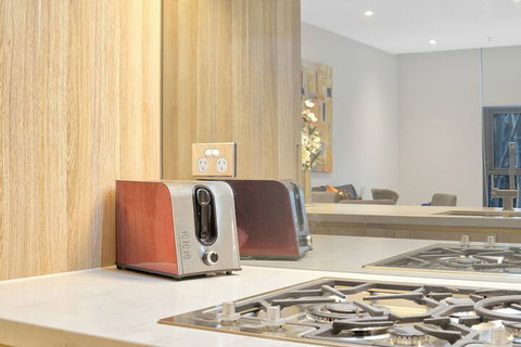 New Luxury Manhattan Style In Heart Of CBD - Accommodation QLD 3