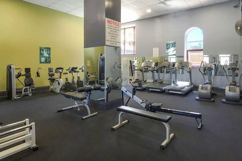 Ample Space In This 1 Bed Apt Also With Pool / Gym - Accommodation QLD 6