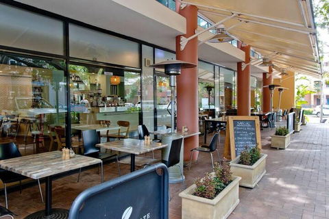 Ample Space In This 1 Bed Apt Also With Pool / Gym - Accommodation QLD 2