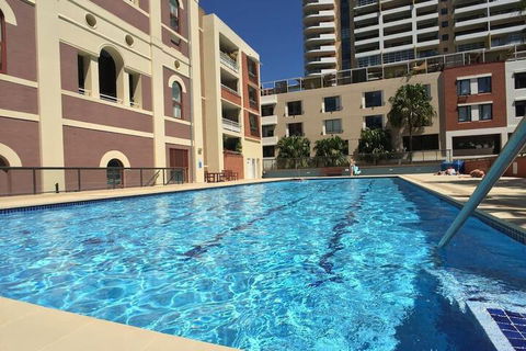 Ample Space In This 1 Bed Apt Also With Pool / Gym - Accommodation QLD 4