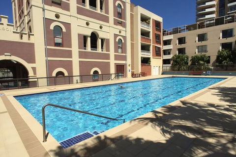 Ample Space In This 1 Bed Apt Also With Pool / Gym - Accommodation QLD 3